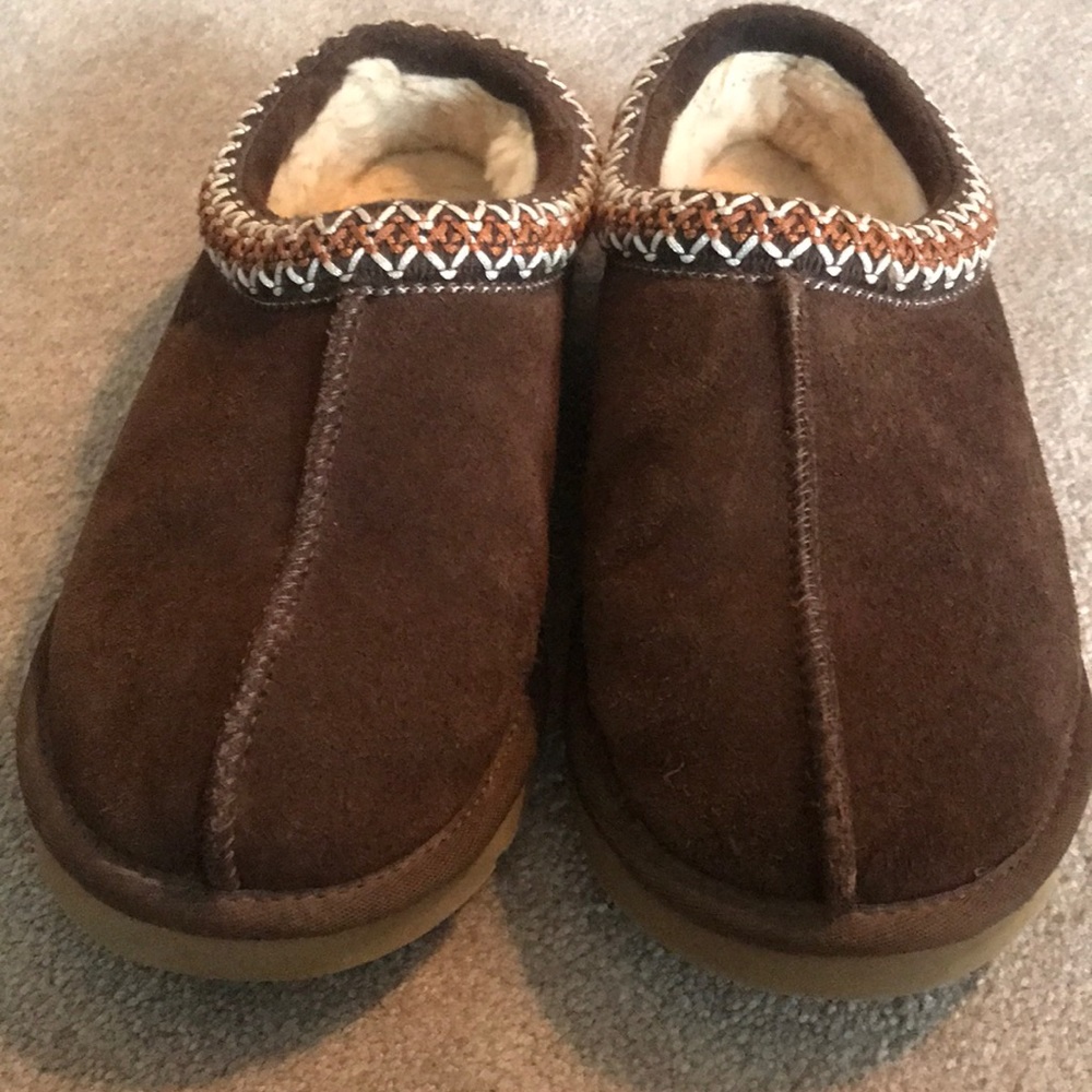 Lightly worn UGG moccasins SIZE 8